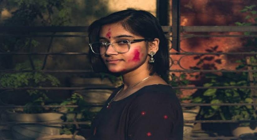 On Holi, be careful if you wear contact lenses