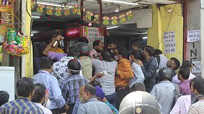 Delhi Liquor Shops Flooded Ahead Of Lockdown A Woman S Comment Draws Both Flak And Laughter On Social Media