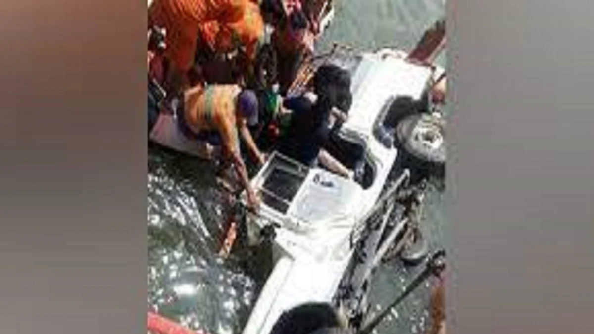 9 die as pick-up van falls into river in Patna
