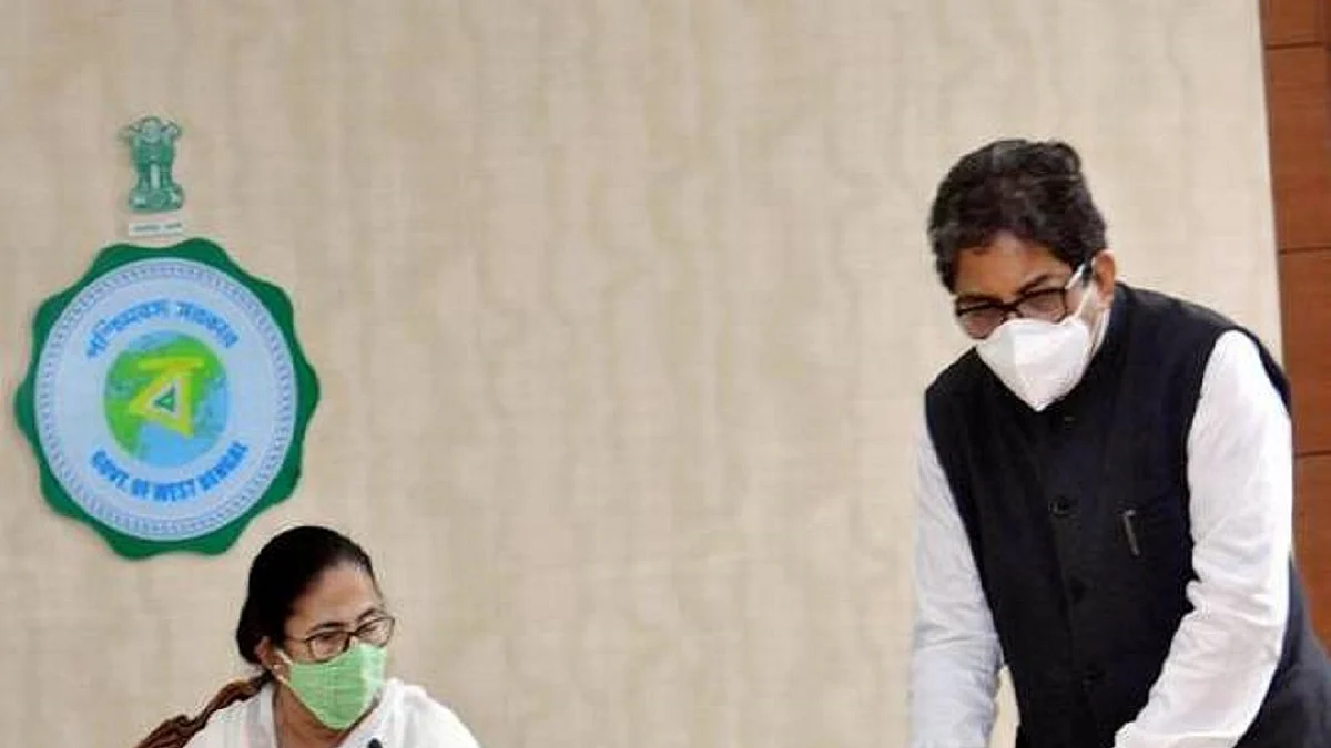 Mamata Banerjee and Alapan Bandyopadhyay (Photo Courtesy: PTI)