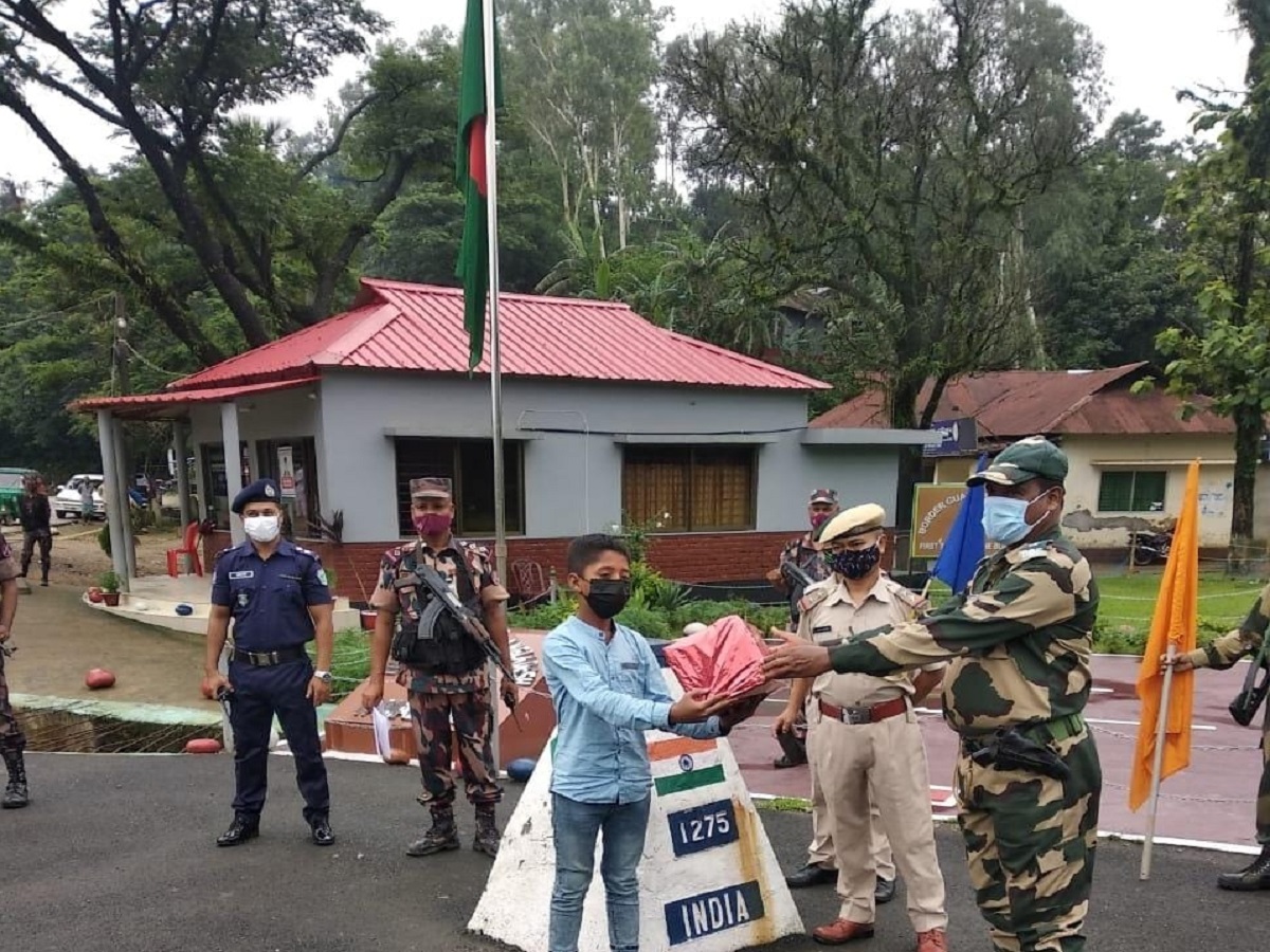 BSF returns B'desh teenager who strayed into India