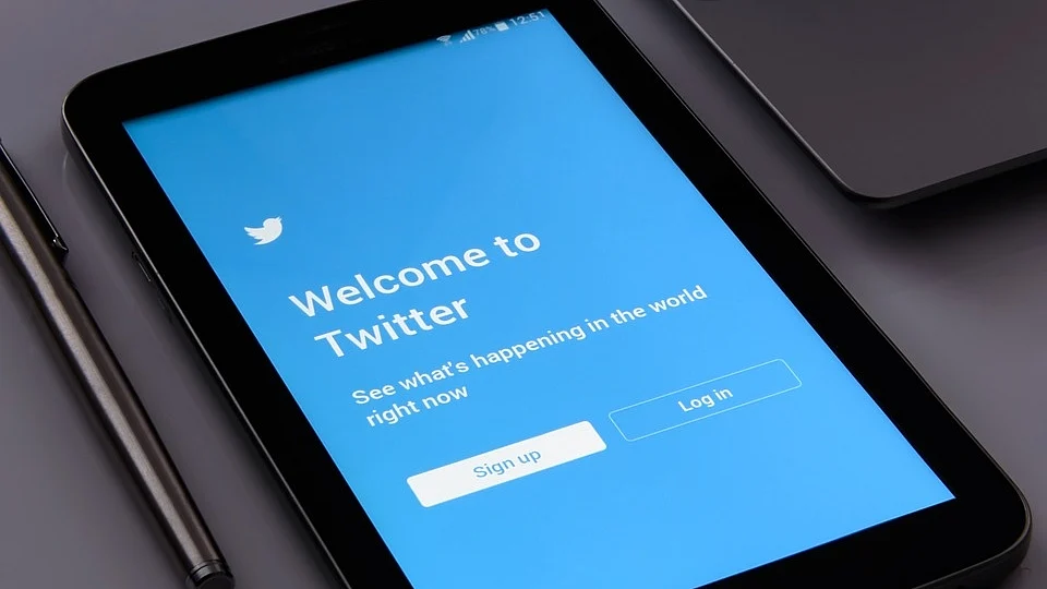 Twitter tests notification banner for suspended, locked accounts