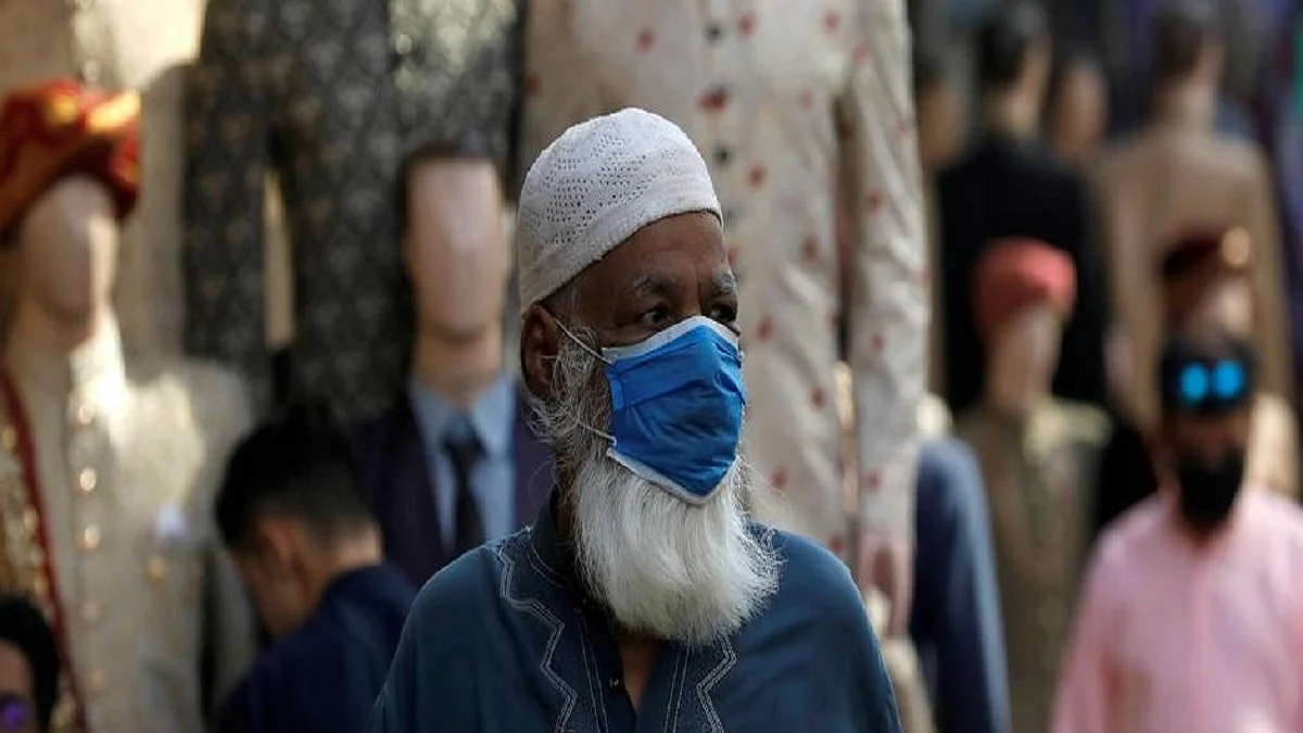 Clear early signs of fourth COVID-19 wave starting in Pakistan: Minister