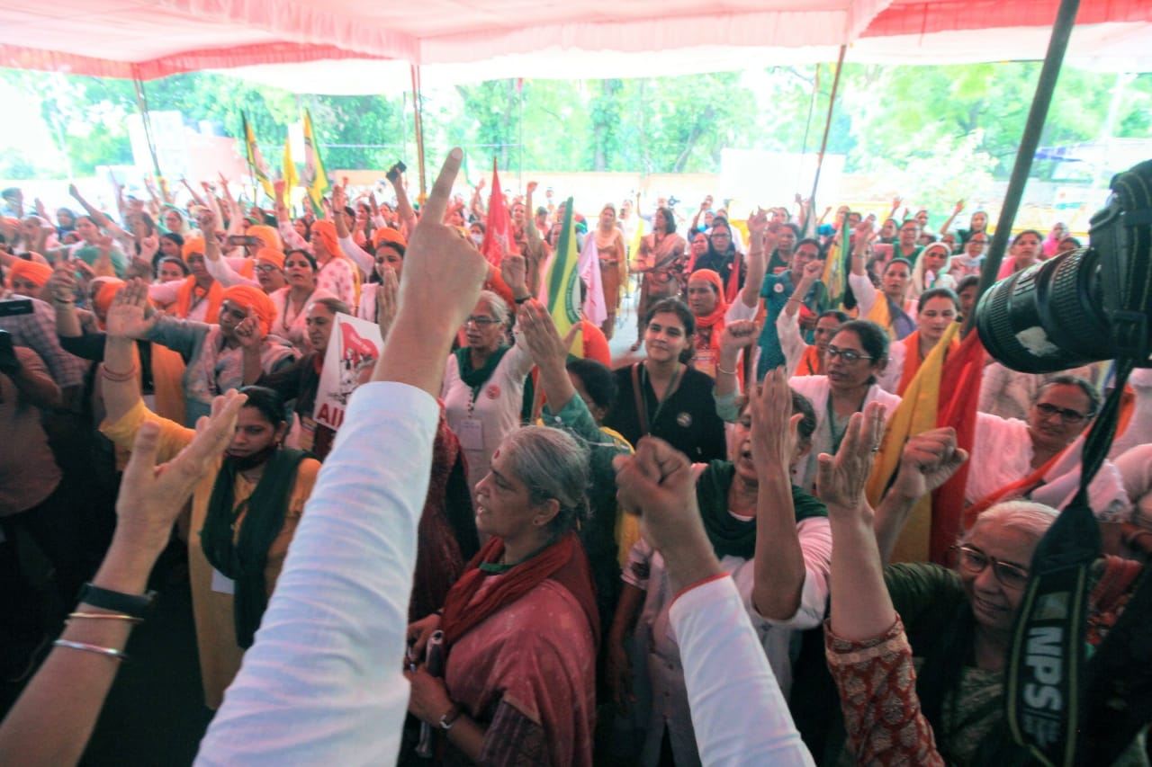 Women farmers hold 'Kisan Sansad' at Jantar Mantar