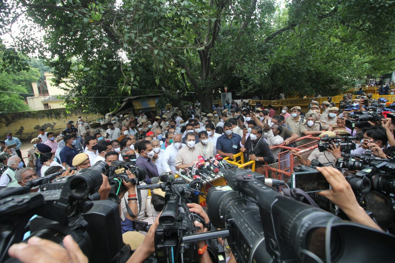 Opposition leaders support farmers, join Kisan Sansad at Jantar Mantar