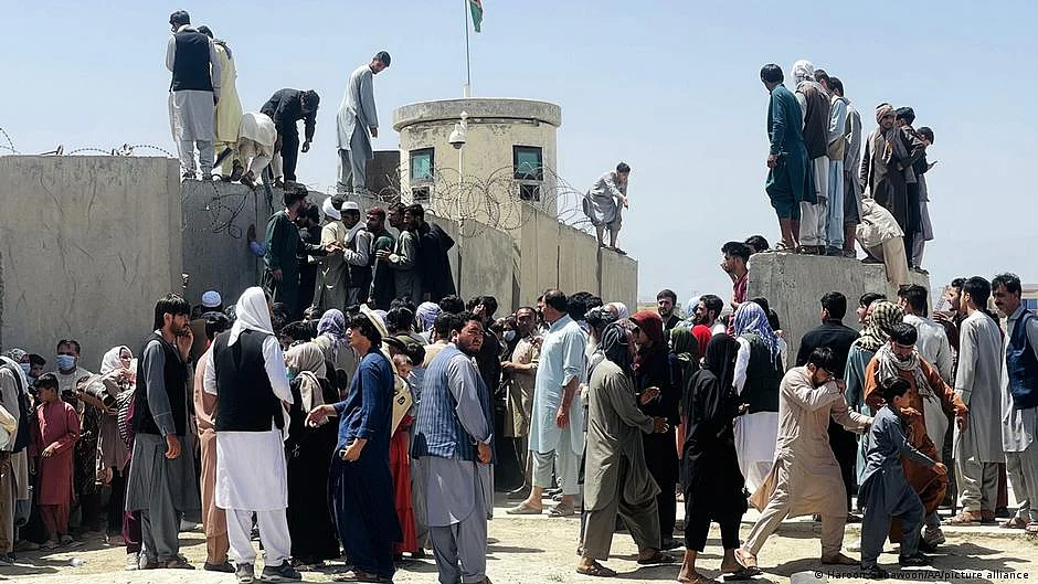 Gunfire at Kabul airport kills 1; Taliban mass near Panjshir