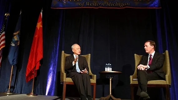 Chinese Ambassador to the United States Cui Tiankai (L) has a conversation with former U.S. Under Secretary of State Nicholas Burns at Grand Rapids, the United States, Feb. 8, 2019