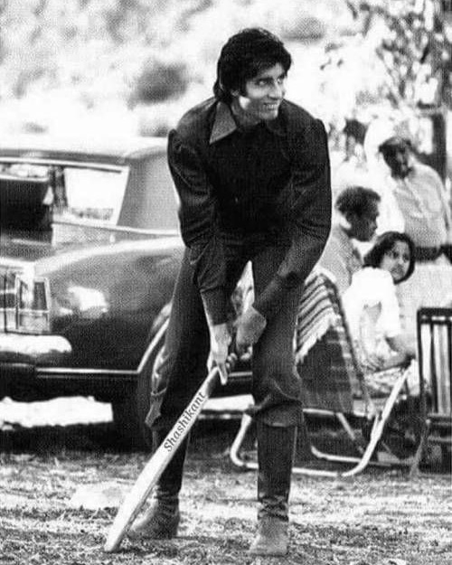 Big B shares throwback cricket pic from 'Mr Natwarlal' shoot