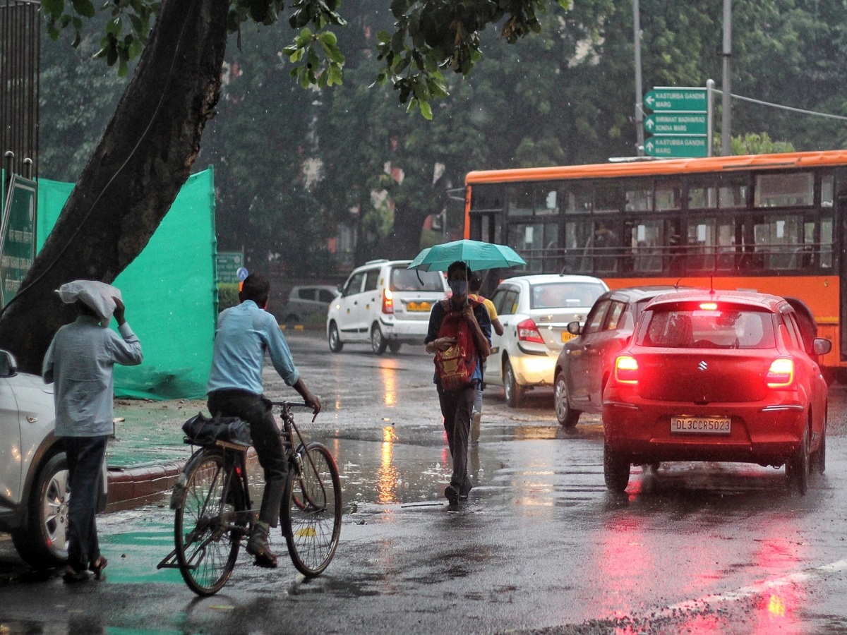 Heavy rains along with thunderstorm lash Delhi-NCR