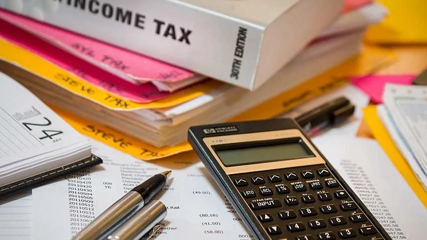 Rickshaw puller in Uttar Pradesh gets I-T notice for Rs 3 crore
