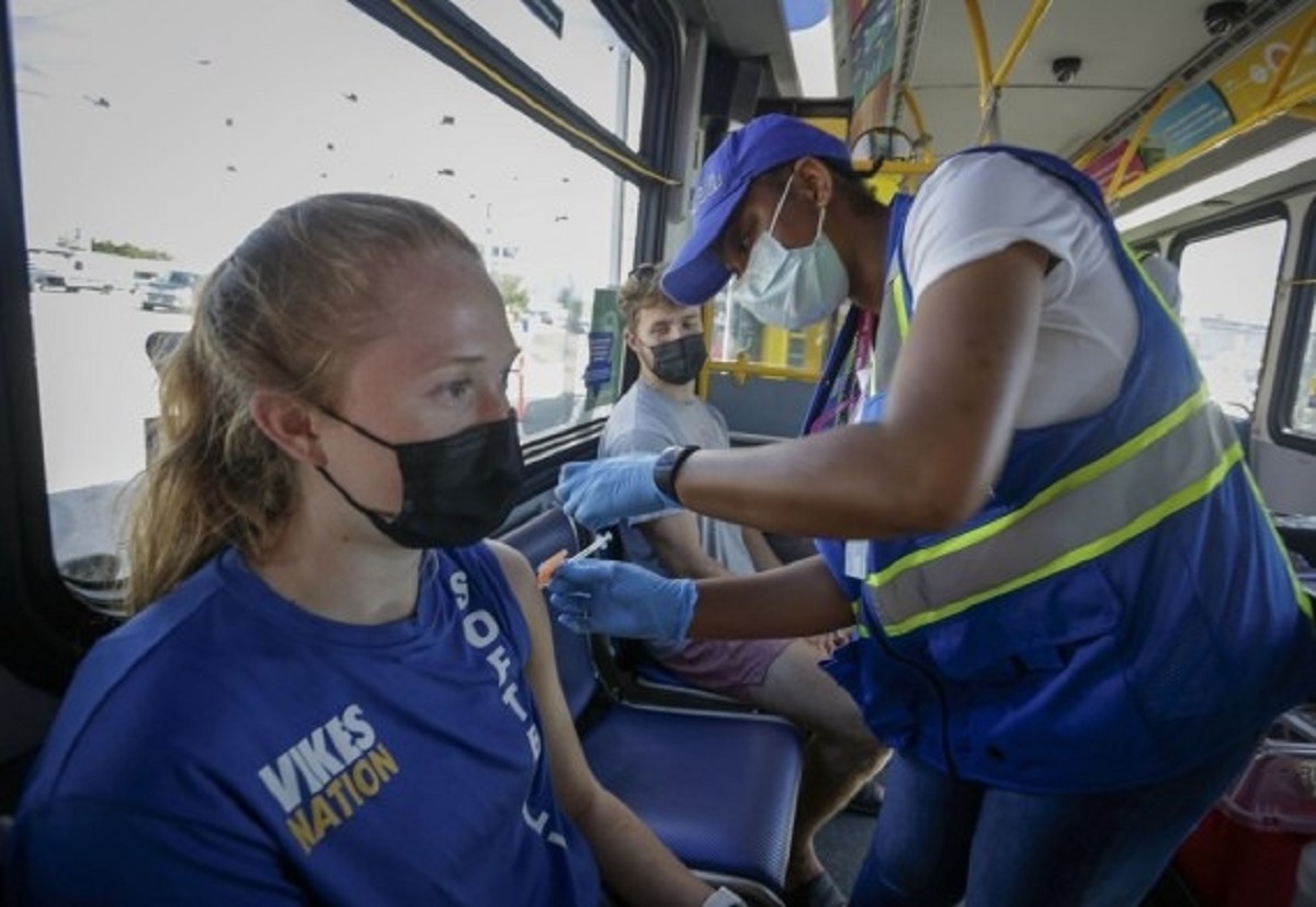 Canada announces Covid vaccination mandate for federal employees, most travellers