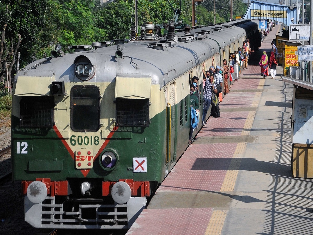Local train services start in Bengal with 50% capacity