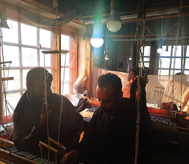 Kashmiri weavers of Pashmina ‘Kani’ shawls left in the lurch