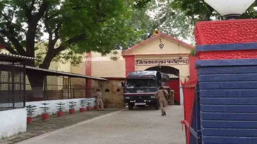Prisoner dies, 30 cops injured in clash at UP jail
