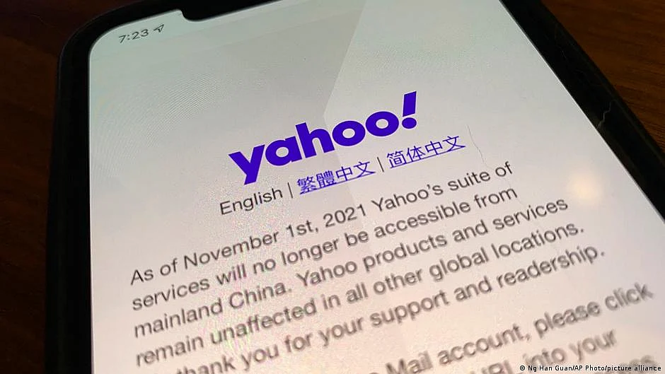 Yahoo pulls out of China, citing ''challenging'' environment