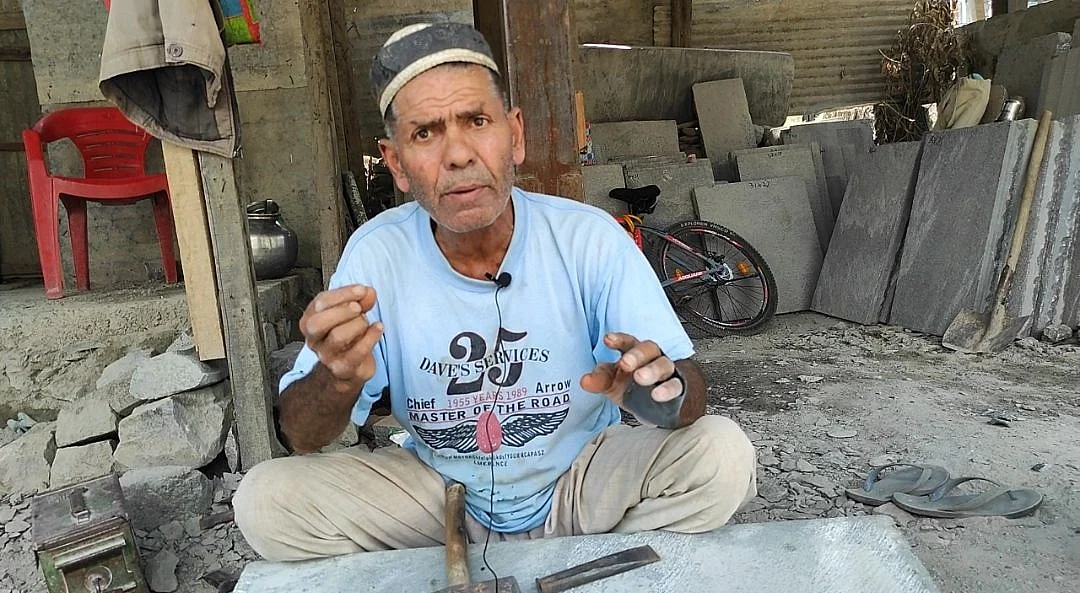 Abdul Majid stone carver (Photo by: Rayies Altaf)
