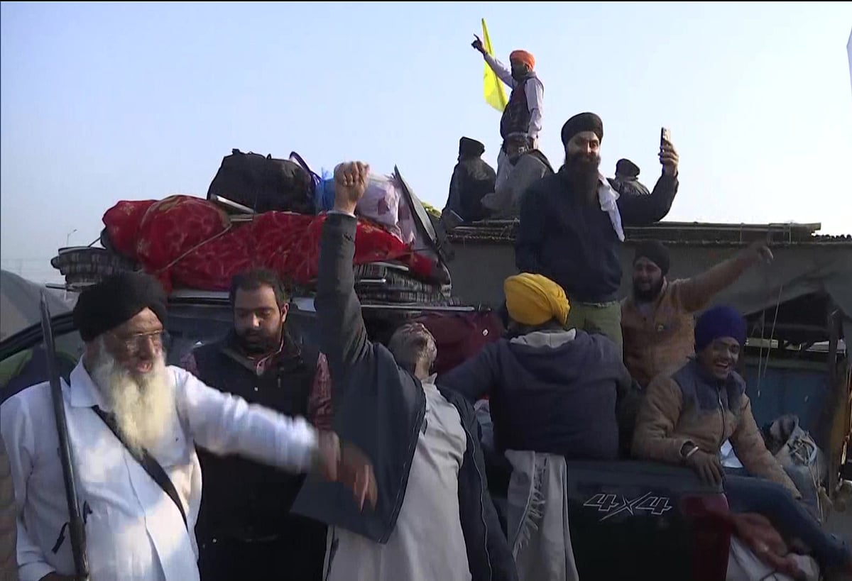 After year-long protest, farmers begin journey back home