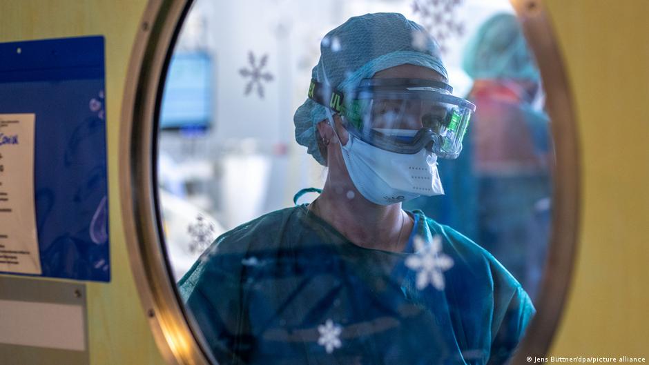 UK medics warn of looming breaking point as omicron spreads
