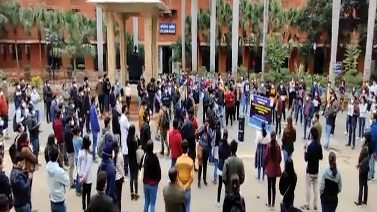 Protesting Resident doctors demand expediting NEET-PG counselling and withdrawal of FIRs against agitating doctors