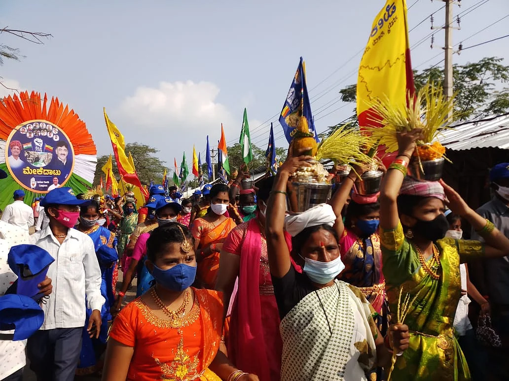 Defying weekend lockdown, Karnataka Congress kicks off Mekedatu Padayatra