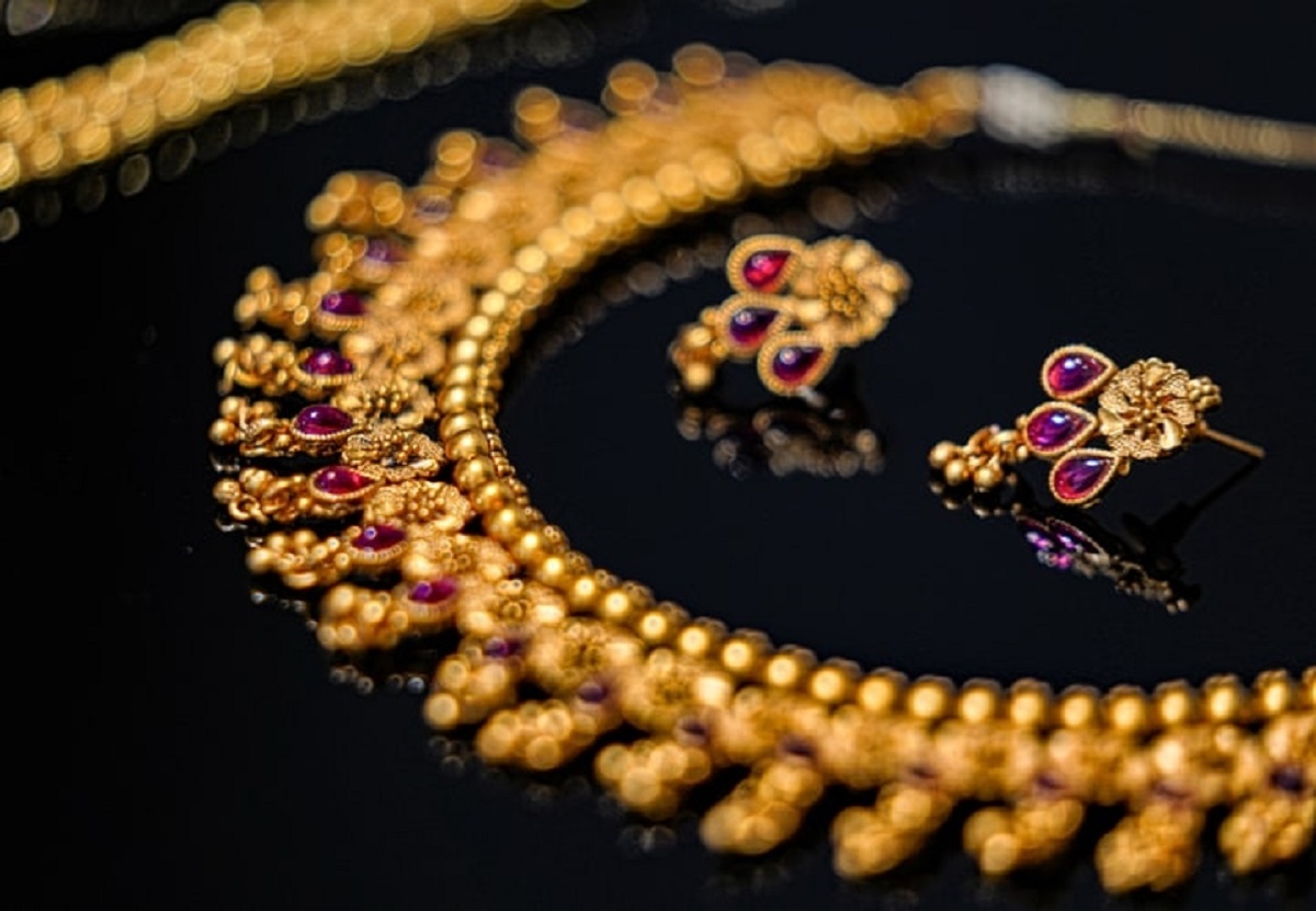 Colonel's wife alleges theft of jewellery by airport security
