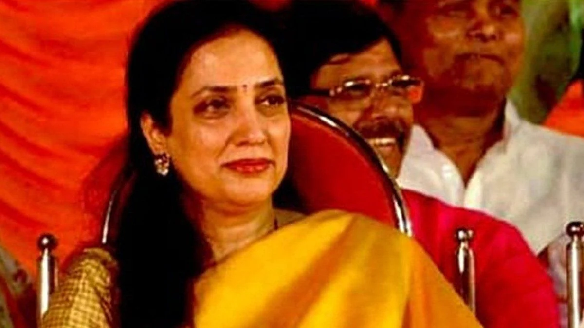 Eye on Maharashtra: Will men in politics ever learn manners?