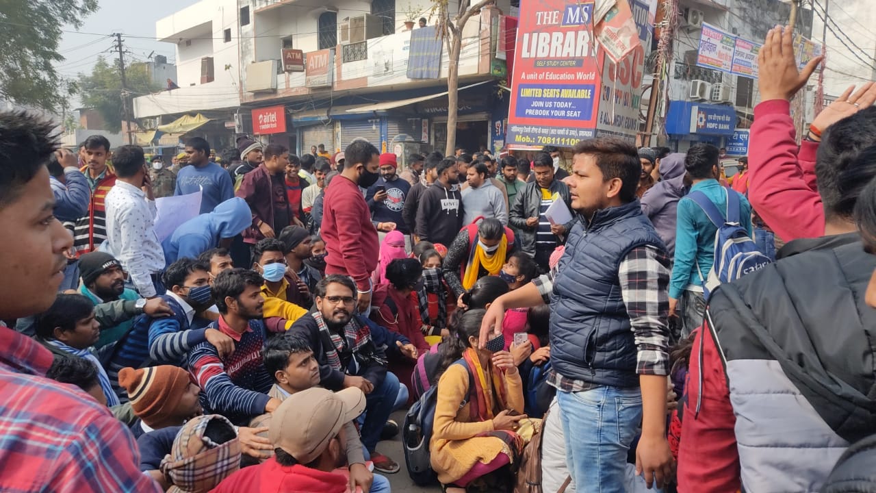 Watch video: Massive protest erupts in Prayagraj against Yogi govt; youths clang utensils, demand employment