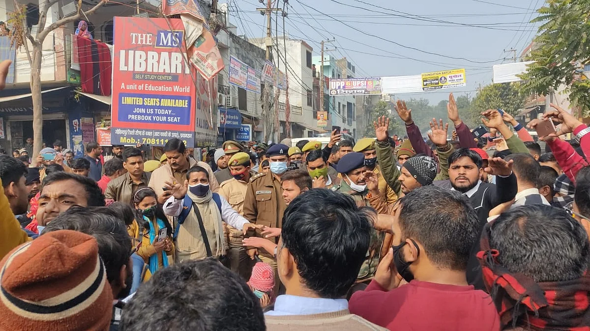 Watch video: Massive protest erupts in Prayagraj against Yogi govt; youths clang utensils, demand employment