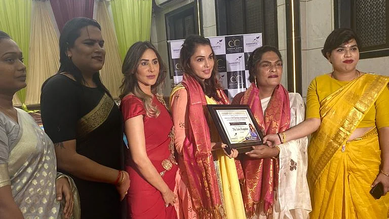 Isha Koppikar spreads happiness and smiles in Kinnar Samaj