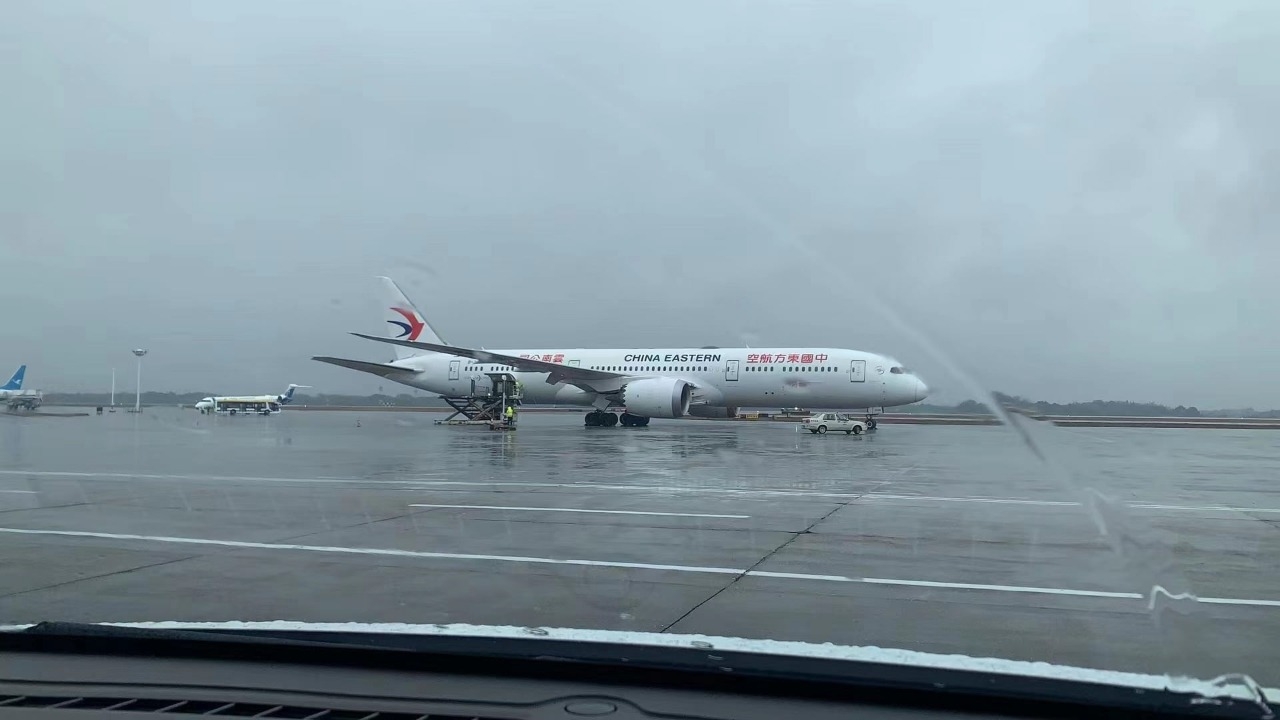 Passenger plane carrying 132 people crashes in south China