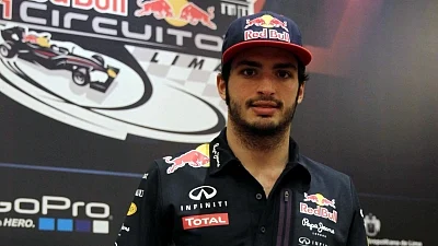 Carlos Sainz renews contract with Ferrari, to remain with team till 2024