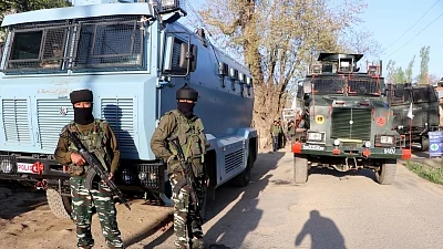 Cop shot at by terrorists in J&K's Pulwama