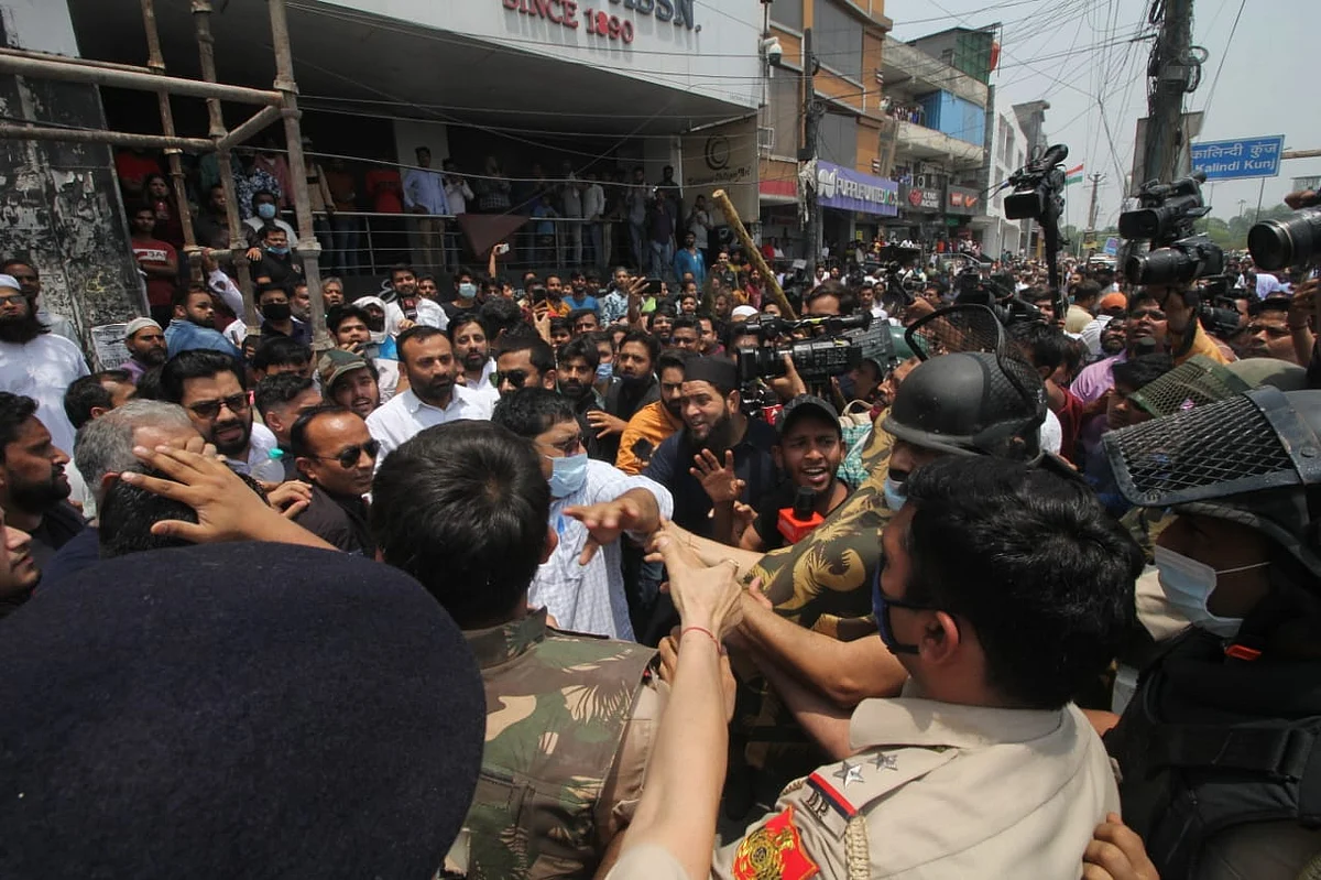LIVE News Updates: Sri Lankan Prime Minister Mahinda Rajapaksa resigns