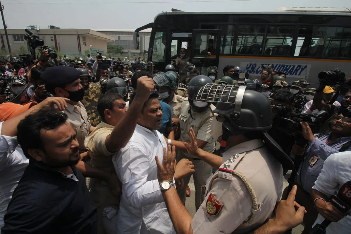 LIVE News Updates: Sri Lankan Prime Minister Mahinda Rajapaksa resigns