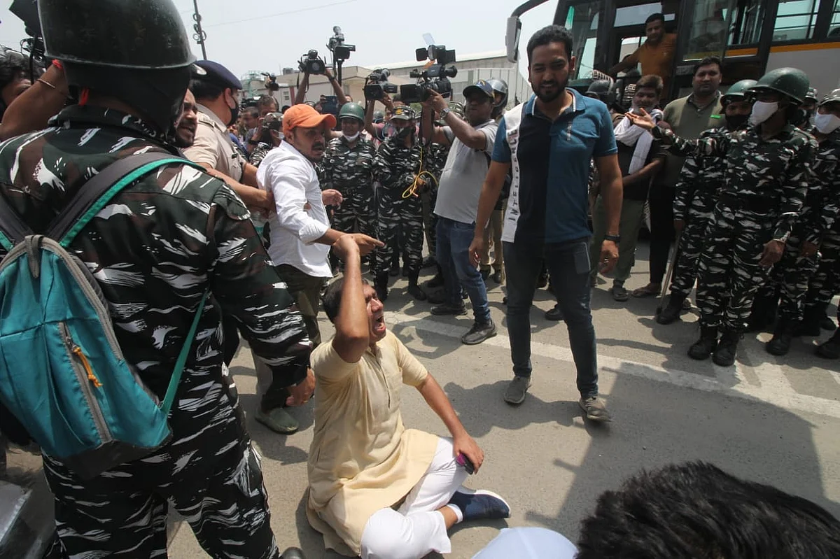 LIVE News Updates: Sri Lankan Prime Minister Mahinda Rajapaksa resigns