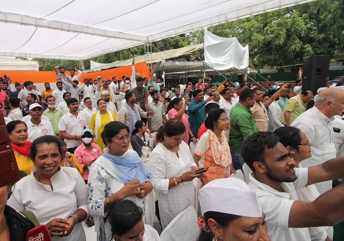 LIVE News Updates: Dy Secy in Delhi CM Kejriwal's office & 2 SDMs suspended by LG on corruption charges