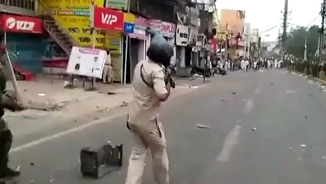 A policeman in Ranchi fires at people protesting against BJP spokespersons' objectionable remarks against Prophet Mohammad. Two youth died of gunshot wounds in their head and neck