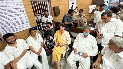 Delhi: Priyanka meets detained party leaders at police station