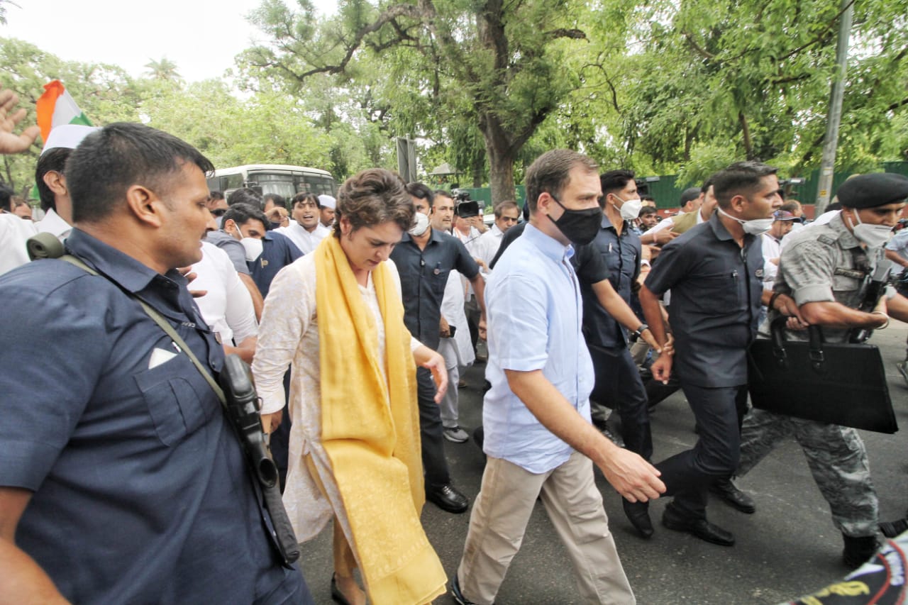 Congress stages massive protest in Hyderabad