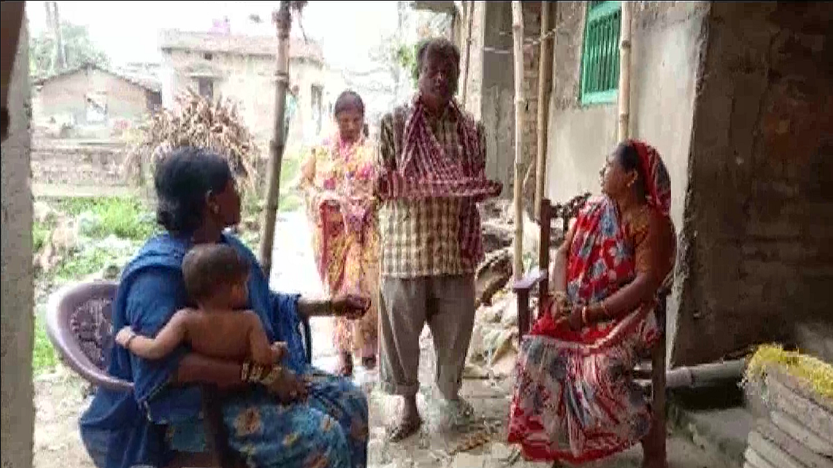 Bihar couple begs for money to get son's body released from govt mortuary