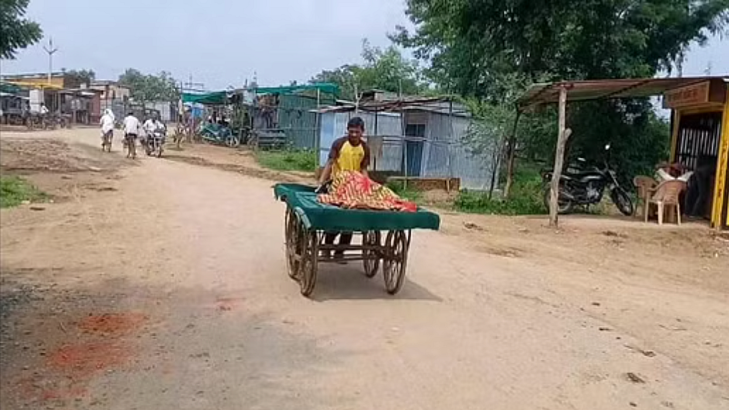MP: Man takes pregnant wife to govt Arogya Kendra on push-cart only to find staff absent