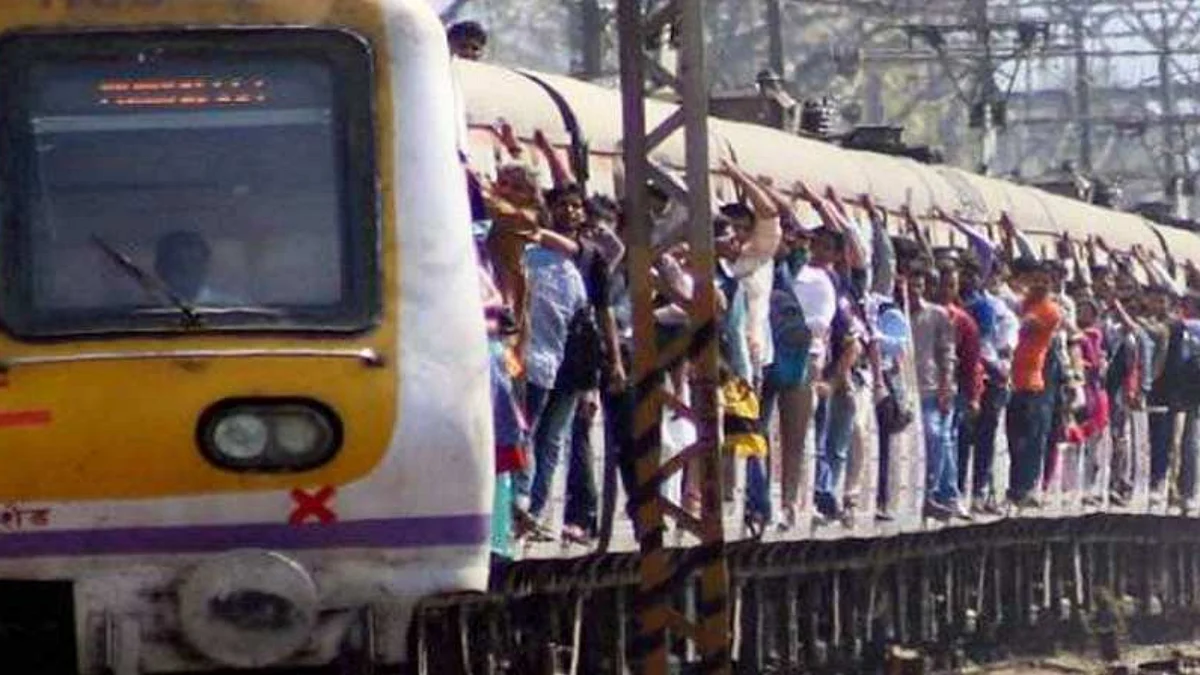 People travelling in Mumbai local train