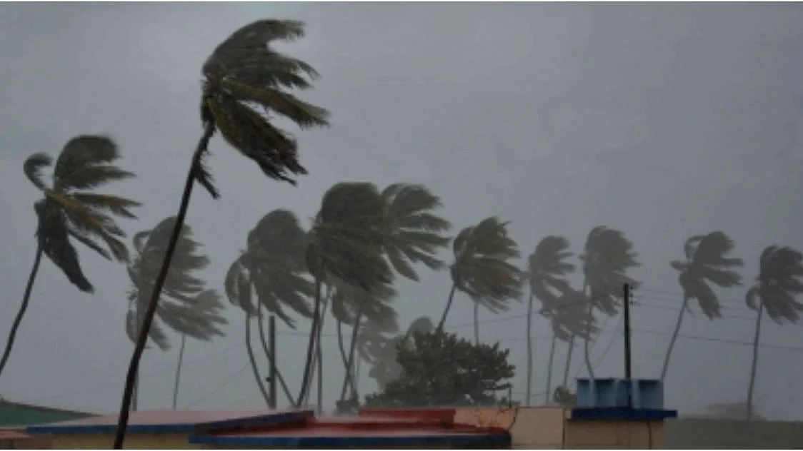 Hurricane Ian strikes Florida hospital from above and below