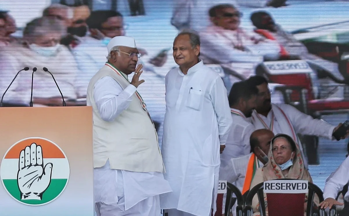 Thousands of Congress workers gather at Ramlila Maidan for 'Mehangai Par Halla Bol' rally