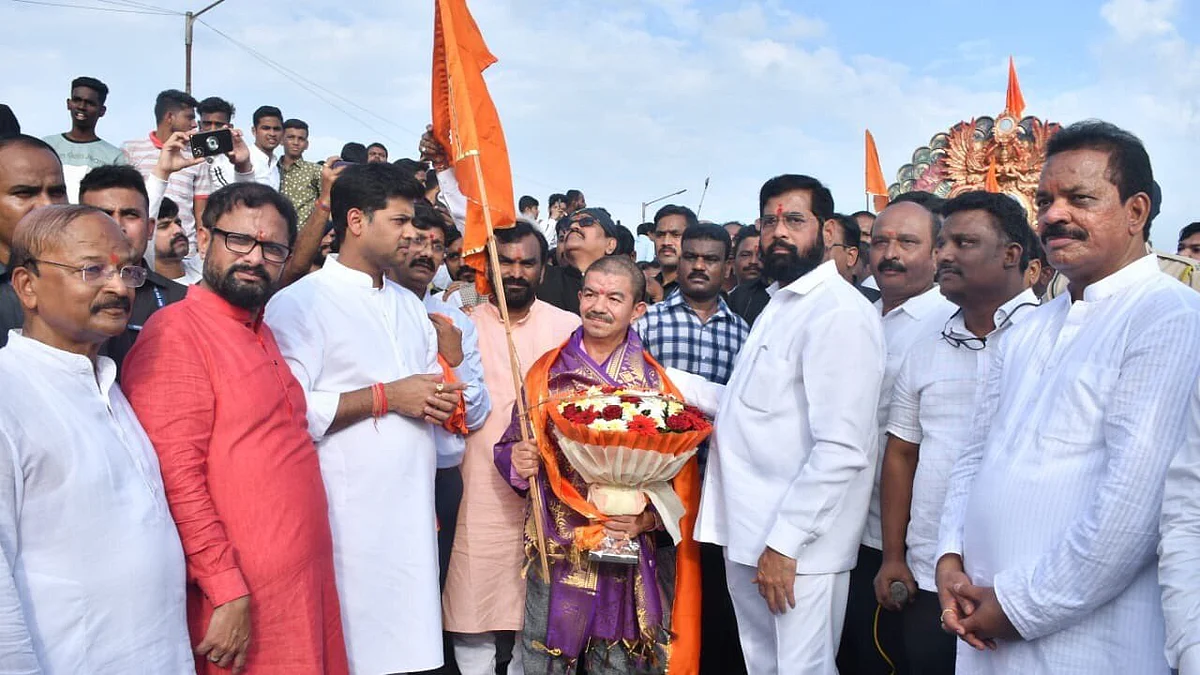Who is Champa Singh Thapa who quit the Thackeray household to join the Eknath Shinde group?
