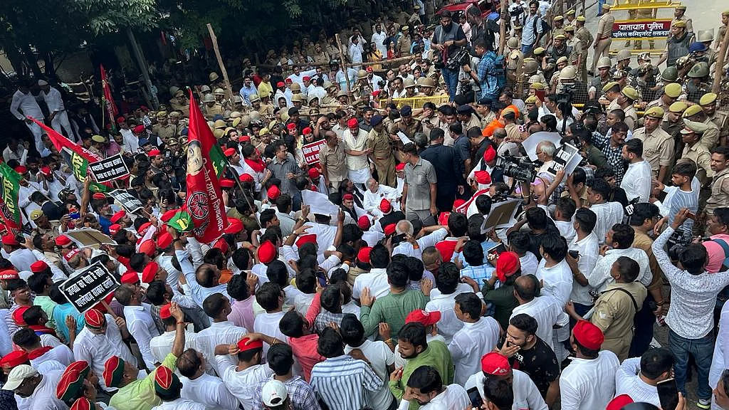 SP march to UP Assembly stopped, Akhilesh on dharna