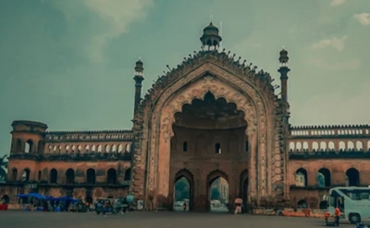 Rumi Darwaza develops cracks, renovation to begin soon