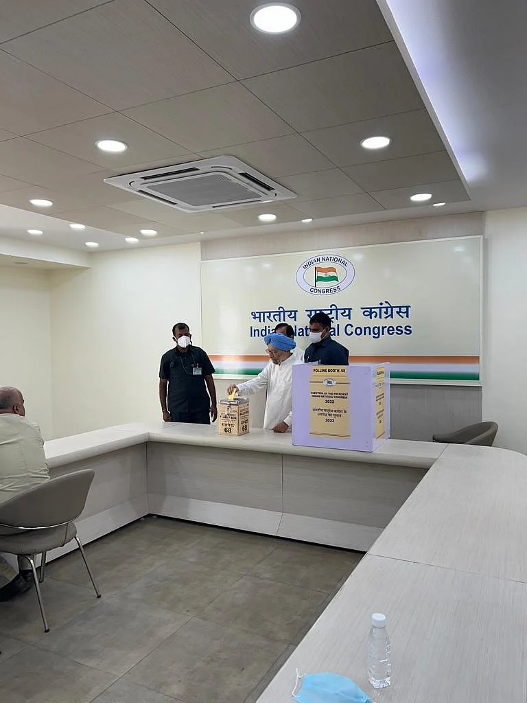 Former PM Manmohan Singh casting his vote