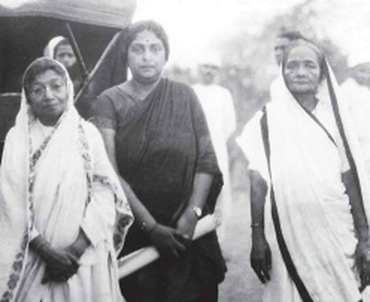 (L-R) Amina Tyabji, Kamaladevi Chattopadhyay and Kasturba Gandhi,
March 1930