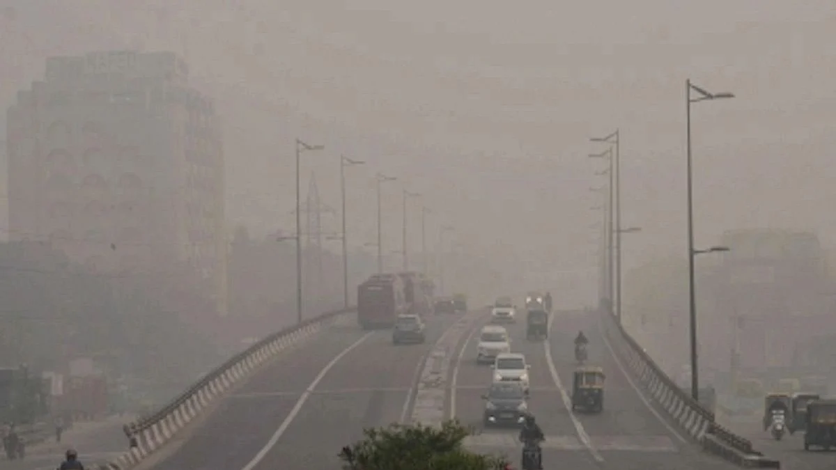 Delhi records minimum temperature of 17.4 degrees Celsius; air quality 'poor'